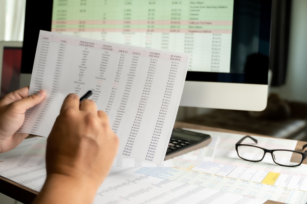 Persona realizando el registro salarial